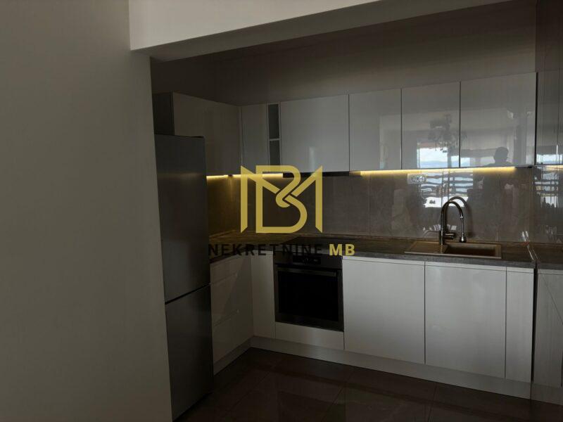 Iznajmljujemo jednosoban stan na Žnjanu s garažom, prvi red do mora, 60m2