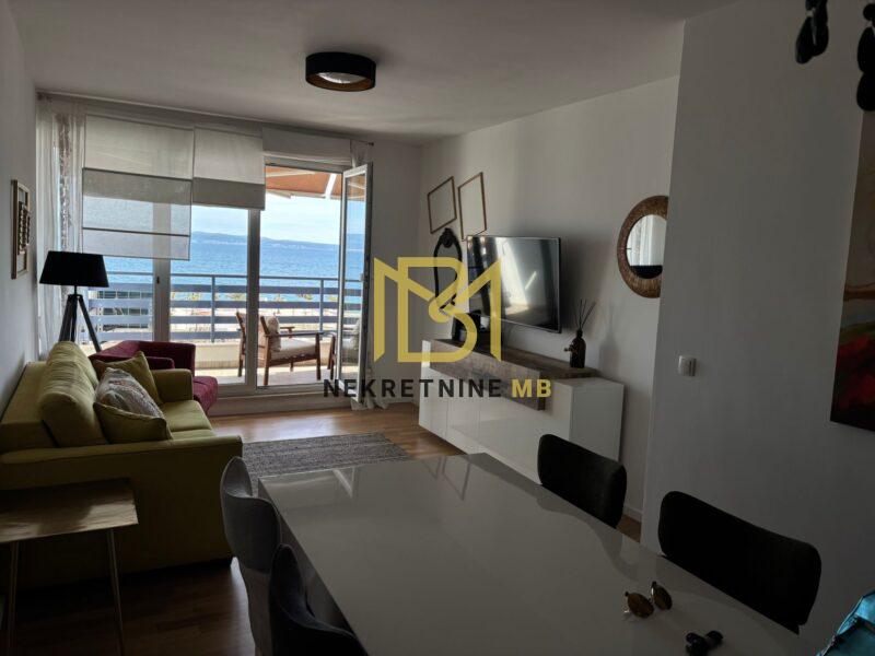 Iznajmljujemo jednosoban stan na Žnjanu s garažom, prvi red do mora, 60m2