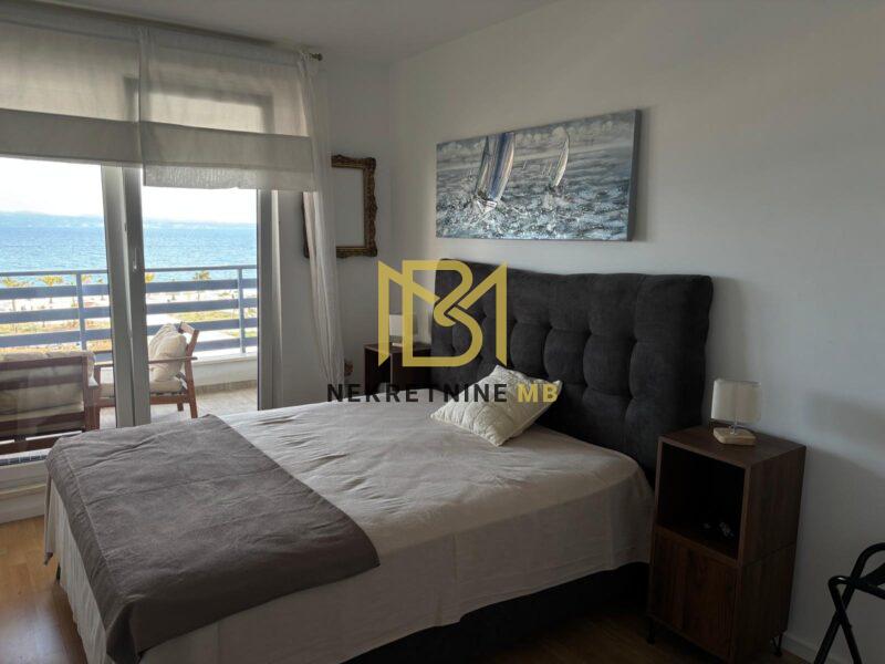 Iznajmljujemo jednosoban stan na Žnjanu s garažom, prvi red do mora, 60m2