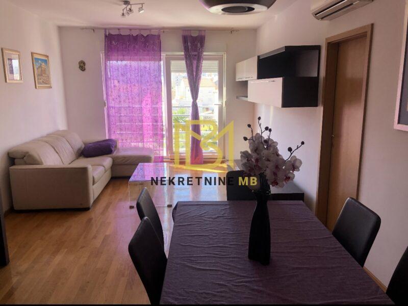 Iznajmljujemo potpuno namješten stan u Splitu, površine 76m2