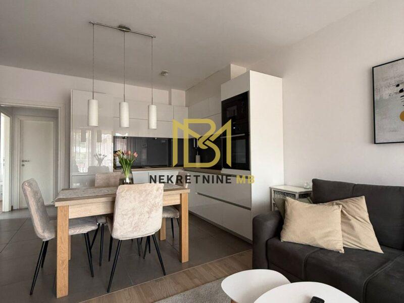 Iznajmljujemo novouređeni trosoban stan s 2 parking mjesta u blizini Mall of Split