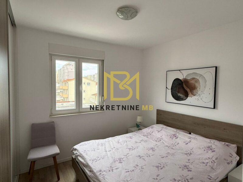 Iznajmljujemo novouređeni trosoban stan s 2 parking mjesta u blizini Mall of Split