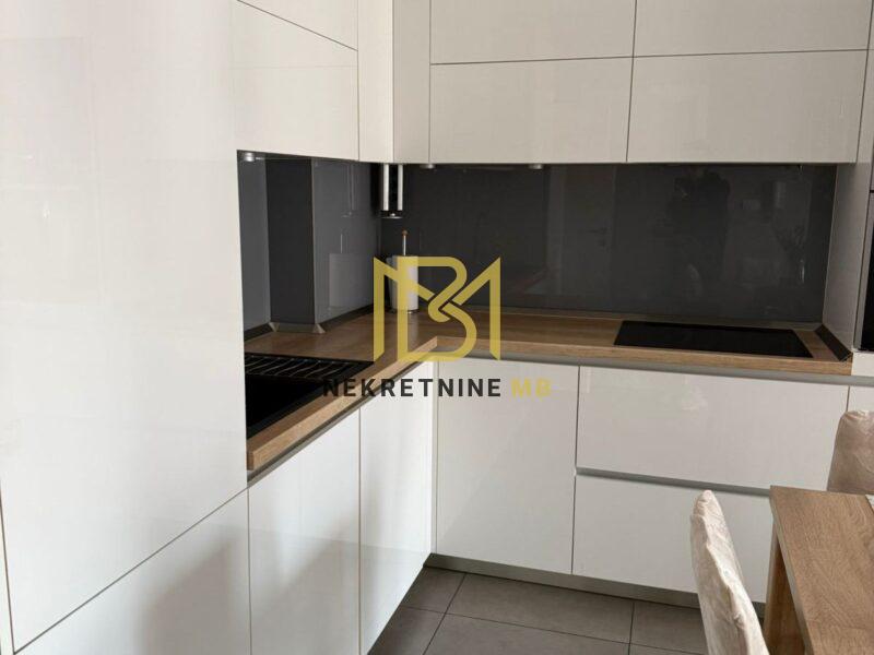 Iznajmljujemo novouređeni trosoban stan s 2 parking mjesta u blizini Mall of Split