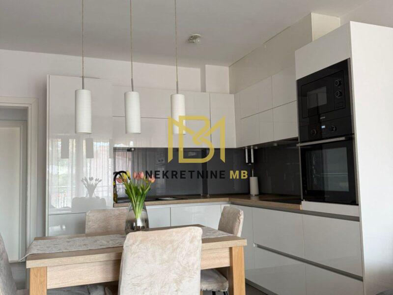 Iznajmljujemo novouređeni trosoban stan s 2 parking mjesta u blizini Mall of Split