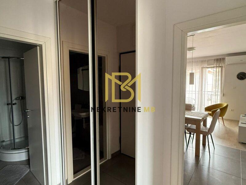 Iznajmljujemo novouređeni trosoban stan s 2 parking mjesta u blizini Mall of Split