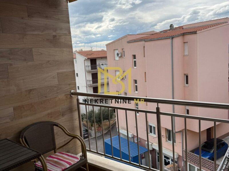 Iznajmljujemo novouređeni trosoban stan s 2 parking mjesta u blizini Mall of Split