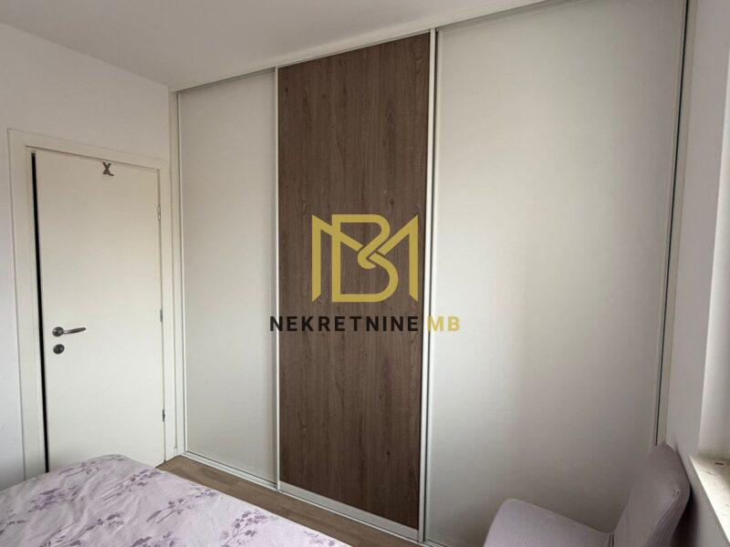 Iznajmljujemo novouređeni trosoban stan s 2 parking mjesta u blizini Mall of Split