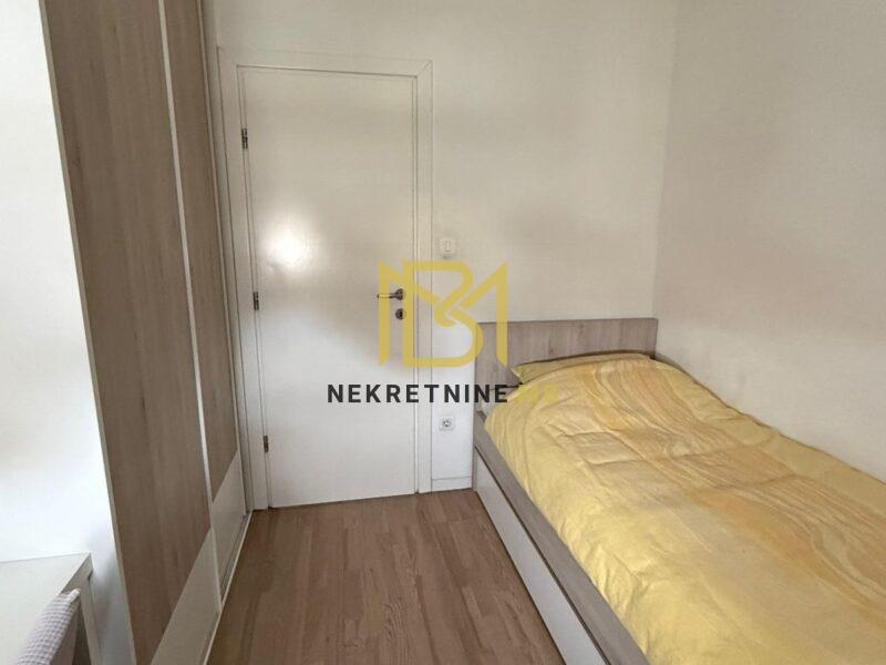 Iznajmljujemo novouređeni trosoban stan s 2 parking mjesta u blizini Mall of Split