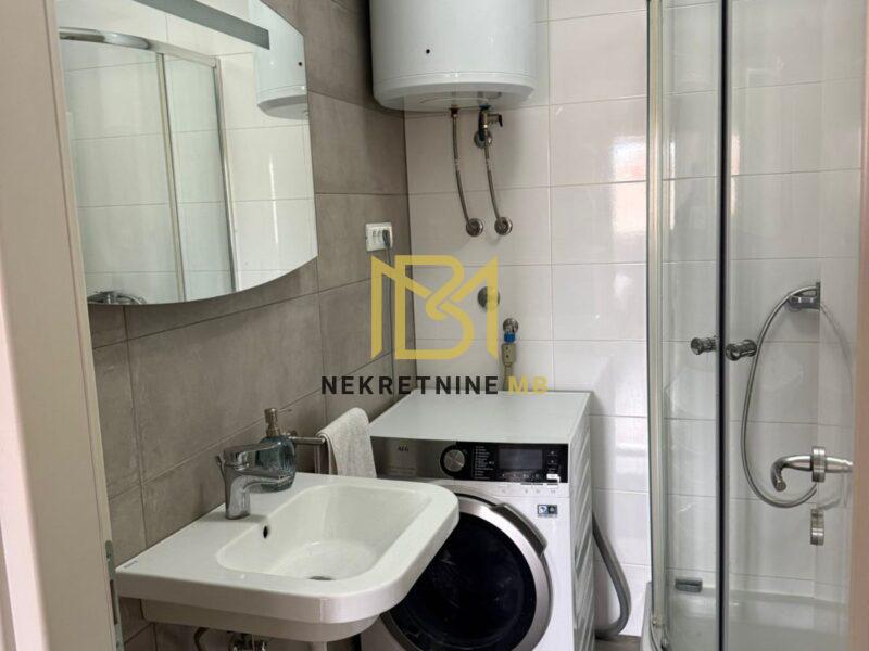 Iznajmljujemo novouređeni trosoban stan s 2 parking mjesta u blizini Mall of Split