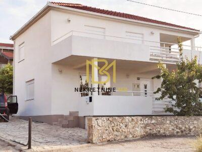 Prodajemo samostojeću kuću u blizini Trogira, površine 224m2