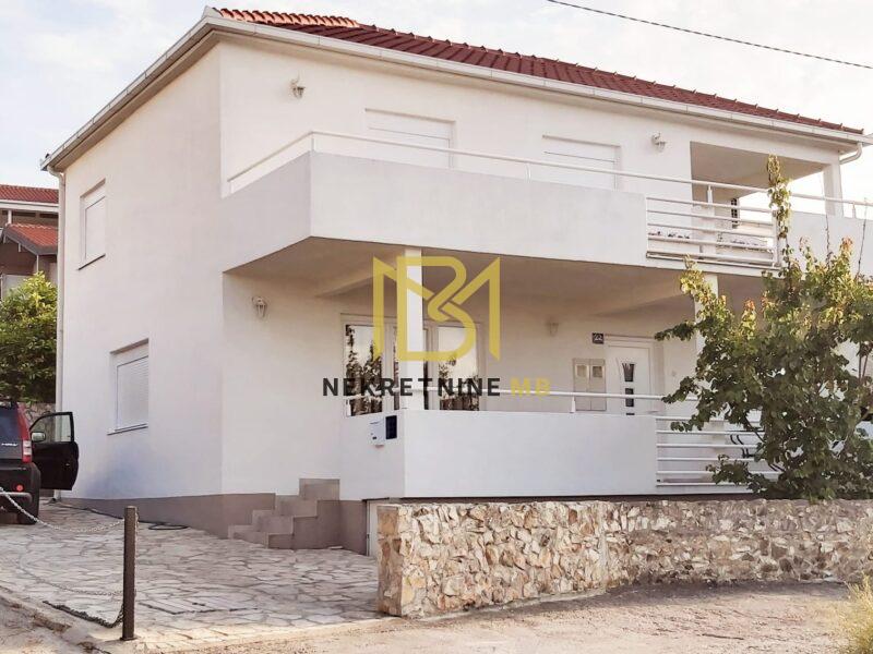 Prodajemo samostojeću kuću u blizini Trogira, površine 224m2