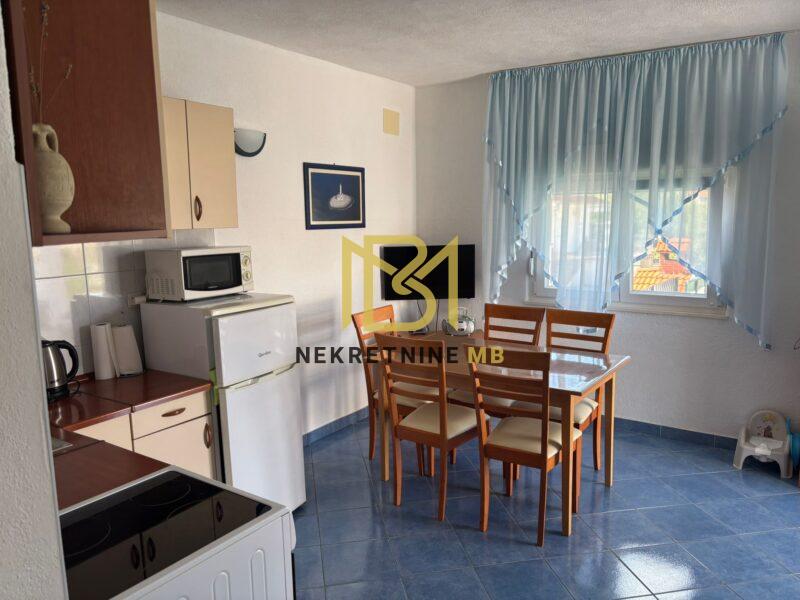 Prodajemo samostojeću kuću u blizini Trogira, površine 224m2
