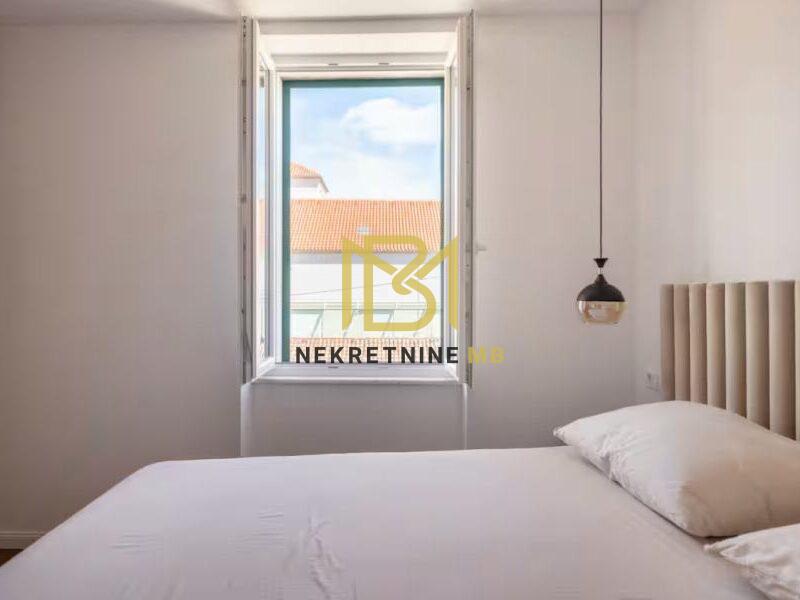 Prodajemo dvosobni stan + studio apartman u centru grada, površine 78m2