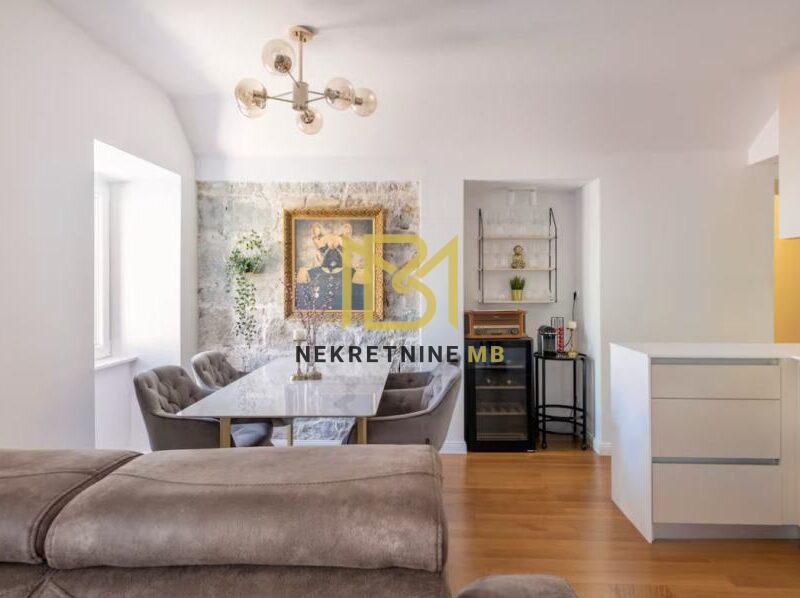 Prodajemo dvosobni stan + studio apartman u centru grada, površine 78m2