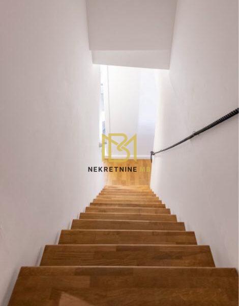 Prodajemo dvosobni stan + studio apartman u centru grada, površine 78m2