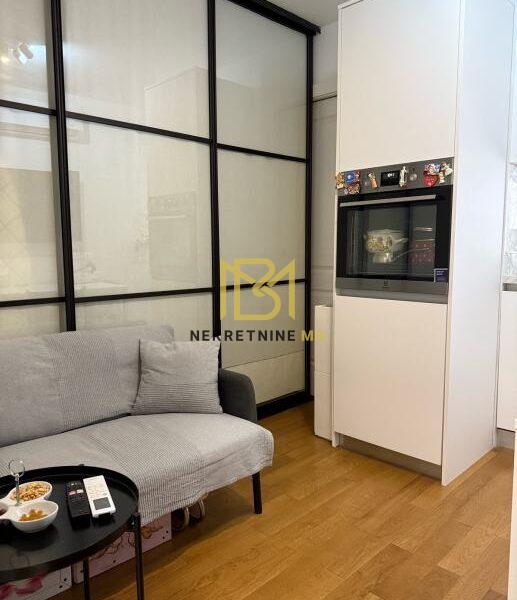 Prodajemo dvosobni stan + studio apartman u centru grada, površine 78m2