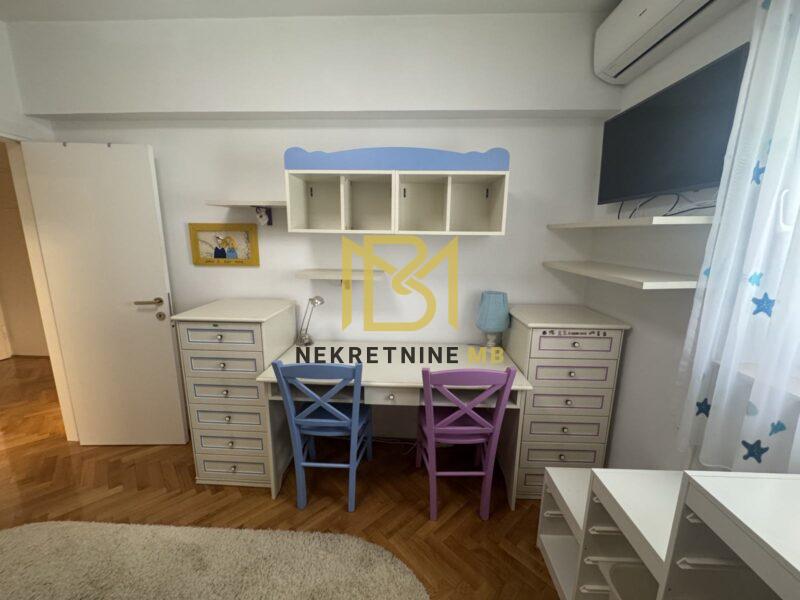 Iznajmljujemo potpuno namješten stan na Žnjanu, površine 68m2
