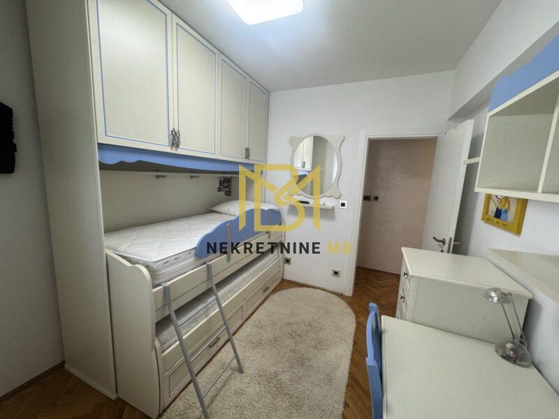 Iznajmljujemo potpuno namješten stan na Žnjanu, površine 68m2