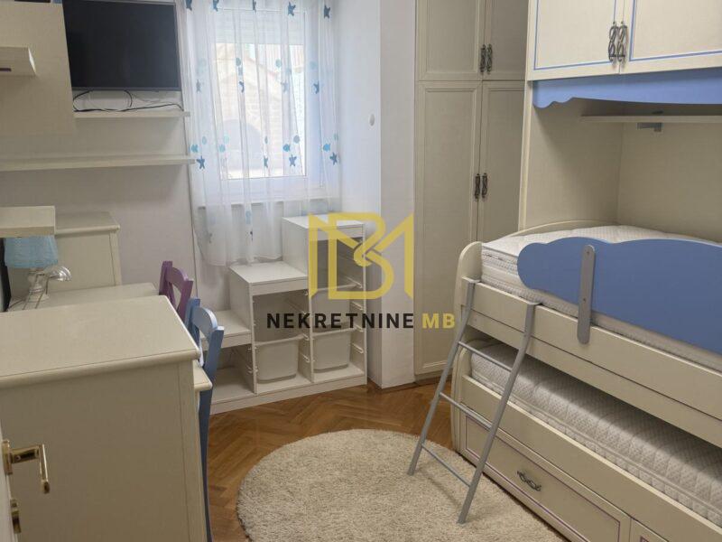 Iznajmljujemo potpuno namješten stan na Žnjanu, površine 68m2