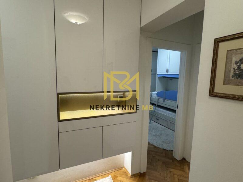 Iznajmljujemo potpuno namješten stan na Žnjanu, površine 68m2