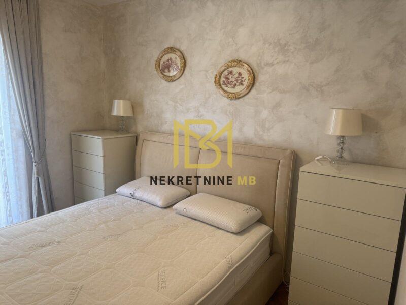 Iznajmljujemo potpuno namješten stan na Žnjanu, površine 68m2