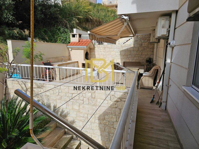 Iznajmljujemo potpuno namješten stan na Žnjanu, površine 68m2