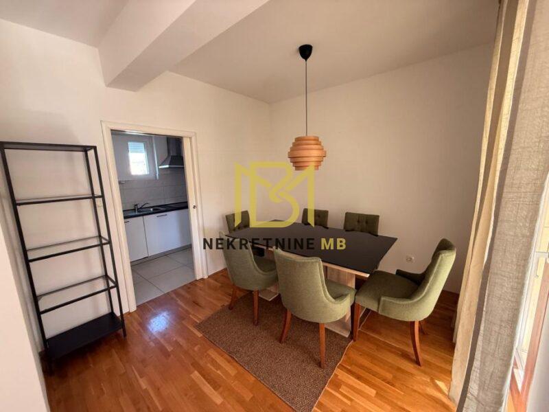 Iznajmljujemo potpuno namješten stan u Splitu, predio Neslanovac, površine 110m2