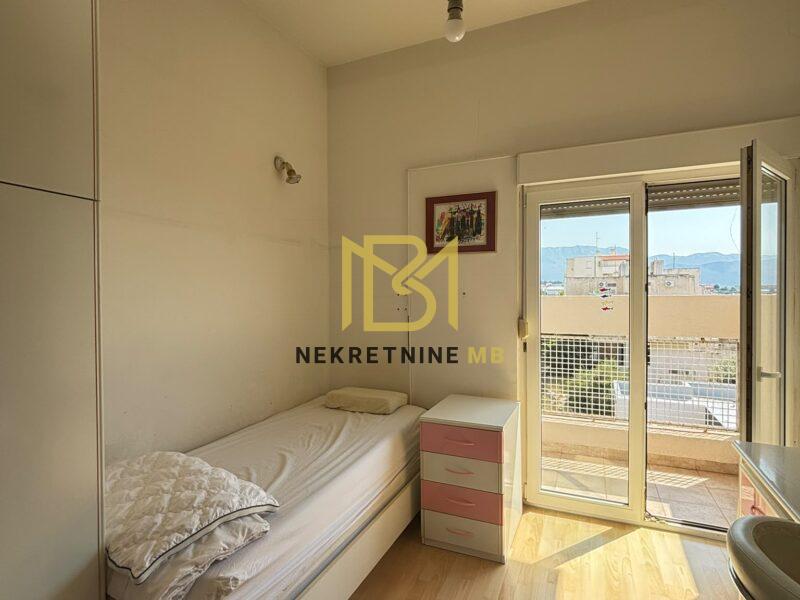 Prodajemo trosobni namješten stan u Splitu, predio Trstenik, površine 76m2
