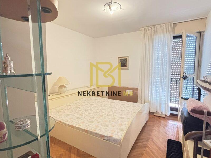 Prodajemo trosobni namješten stan u Splitu, predio Trstenik, površine 76m2