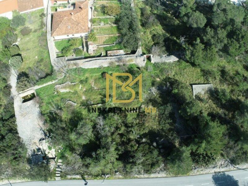 Prodajemo građevinsko zemljište na Braču, mjesto Milna, površine 1160m2