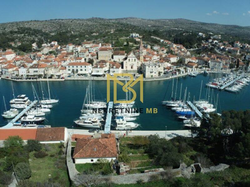 Prodajemo građevinsko zemljište na Braču, mjesto Milna, površine 1160m2