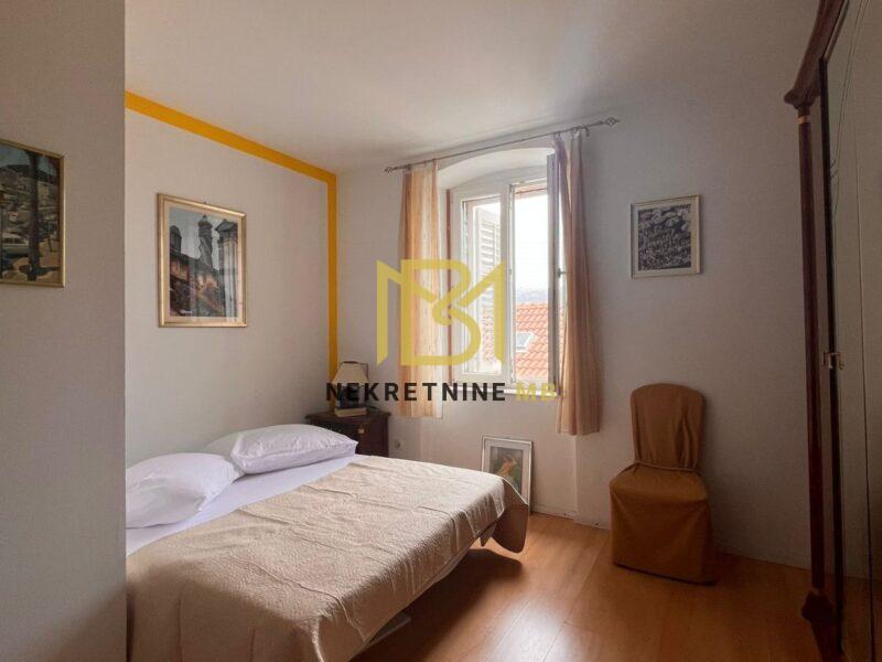 Iznajmljujemo potpuno namješten stan u Splitu, predio Varoš, površine 43m2