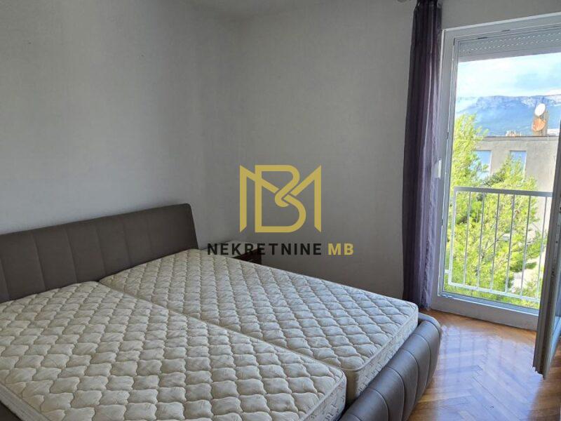 Iznajmljujemo jednosobni stan u Splitu, predio Bol, površine 65m2