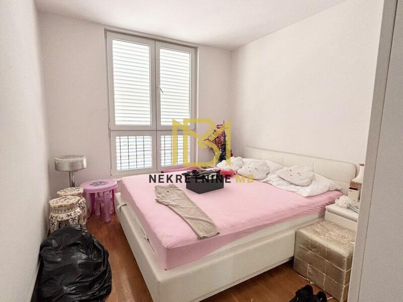 Prodajemo dvosoban namješten stan u Splitu, predio Trstenik, površine 79m2