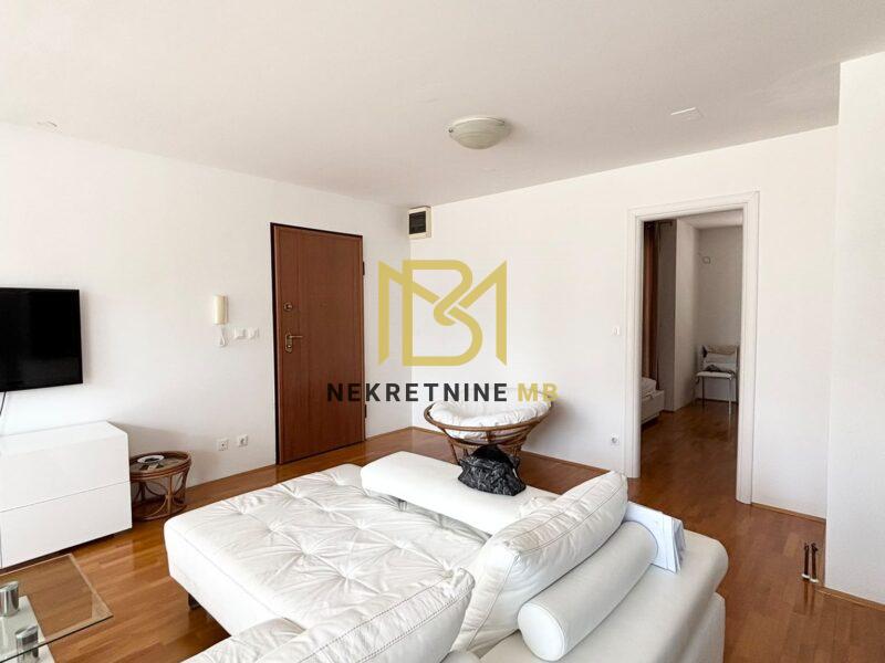 Prodajemo dvosoban namješten stan u Splitu, predio Trstenik, površine 79m2