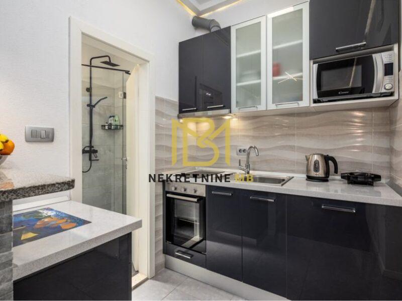 Iznajmljujemo potpuno namješten stan u Splitu, predio Manuš, površine 32m2