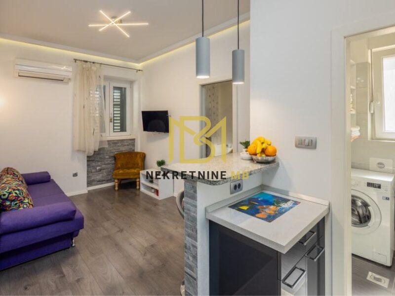Iznajmljujemo potpuno namješten stan u Splitu, predio Manuš, površine 32m2